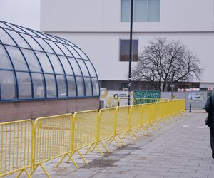 Budowa łąki kwietnej przy wejściu do metra Centrum w Warszawie