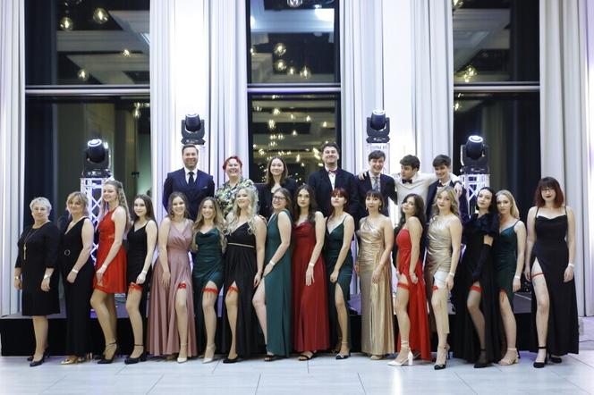 Studniówka na 34. piętrze. Bal maturalny IV LO w Gdańsku [ZDJĘCIA]