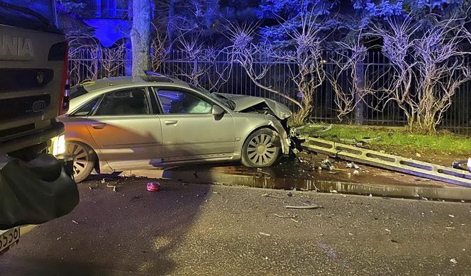 Betonowy słup pękł jak zapałka. Dramatyczny wypadek w Brwinowie, kierowca pijany