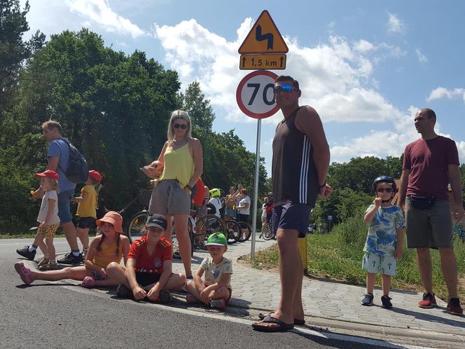 W Henrykowie koło Leszna kibice czekają na kolarzy 80. Tour de Pologne 