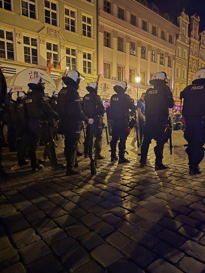 Wrocław. Burdy kibiców na Starym Rynku. Interweniowała policja [ZDJĘCIA].