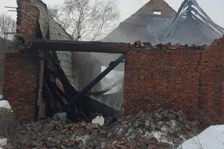 Podczas gaszenia pożaru zawaliła się ściana. Czterech strażaków rannych! 