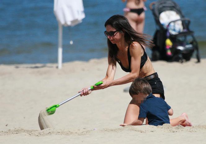 Marta Kaczyńska okopała się z synkiem na plaży