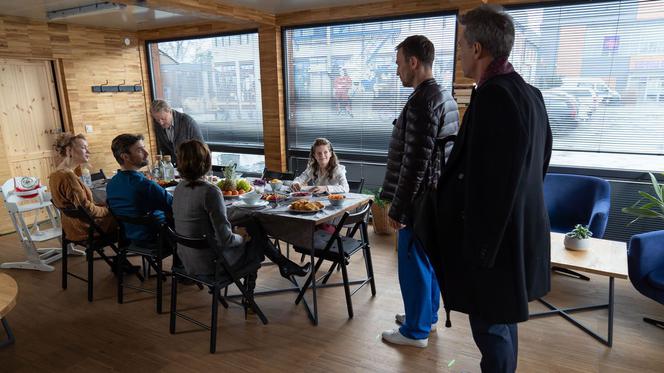 Na dobre i na złe, odcinek 732. Matylda (Amelia Czaja), Michał Wilczewski (Mateusz Janicki), Kasia Smuda (Ilona Ostrowska), Falkowicz (Michał Żebrowski)
