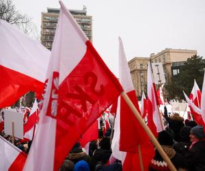 Tłumy rozpoczęły protest pod Sejmem! Uczestnicy solidarni z Mariuszem Kamińskim i Maciejem Wąsikiem