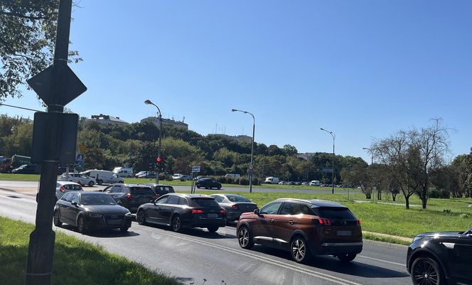 Szambiarka rozszczelniła się po zderzeniu z oplem. Kobieta trafiła do szpitala.