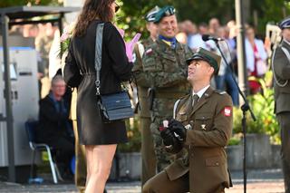 Niezwykła promocja podoficerska w Gołdapi. Uroczystość zakończyła się… oświadczynami