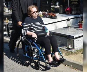 Schorowana Elżbieta Zapendowska na wózku na pogrzebie Stanisława Sojki. Te obrazki chwytają za serce