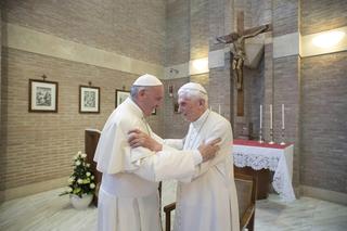 Franciszek wdzięczny za życie i pontyfikat zmarłego papieża emeryta Benedykta XVI