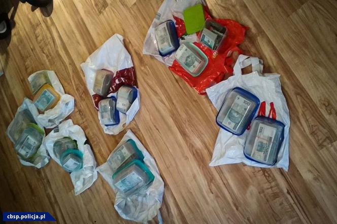 Policja wyłowiła z jeziora skradzione sejfy. Sprawcy przeoczyli kopertę z gotówką