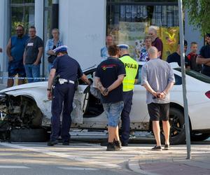 Zderzenie dwóch aut na Mokotowie; jeden z nich wjechał w ludzi