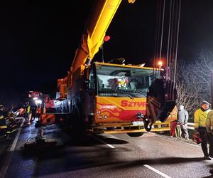 Cysterna z paliwem uderzyła w barierę energochłonną. Droga była zablokowana przez kilka godzin