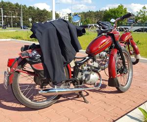 Fani starych polskich motorowerów z Bzyk Raider ze Swarzędza zrobili sobie postój w Lesznie
