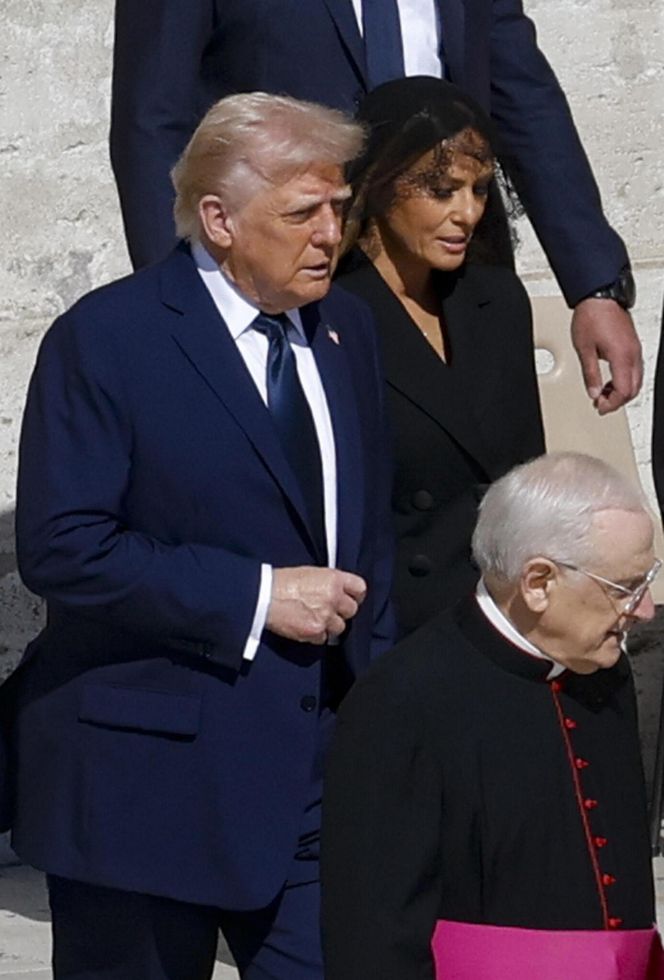 Trump i Zełenski złamali zasady na pogrzebie Franciszka