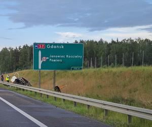 Śmiertelny wypadek na S7! Dwóch mężczyzn nie żyje. Bus huknął w bariery i wpadł do rowu [ZDJĘCIA]