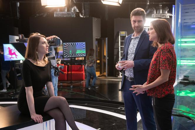 Na Wspólnej odc. 2921. Marta (Joanna Jabłczyńska), Roma (Julia Kamińska), Brycki (Piotr Duda)