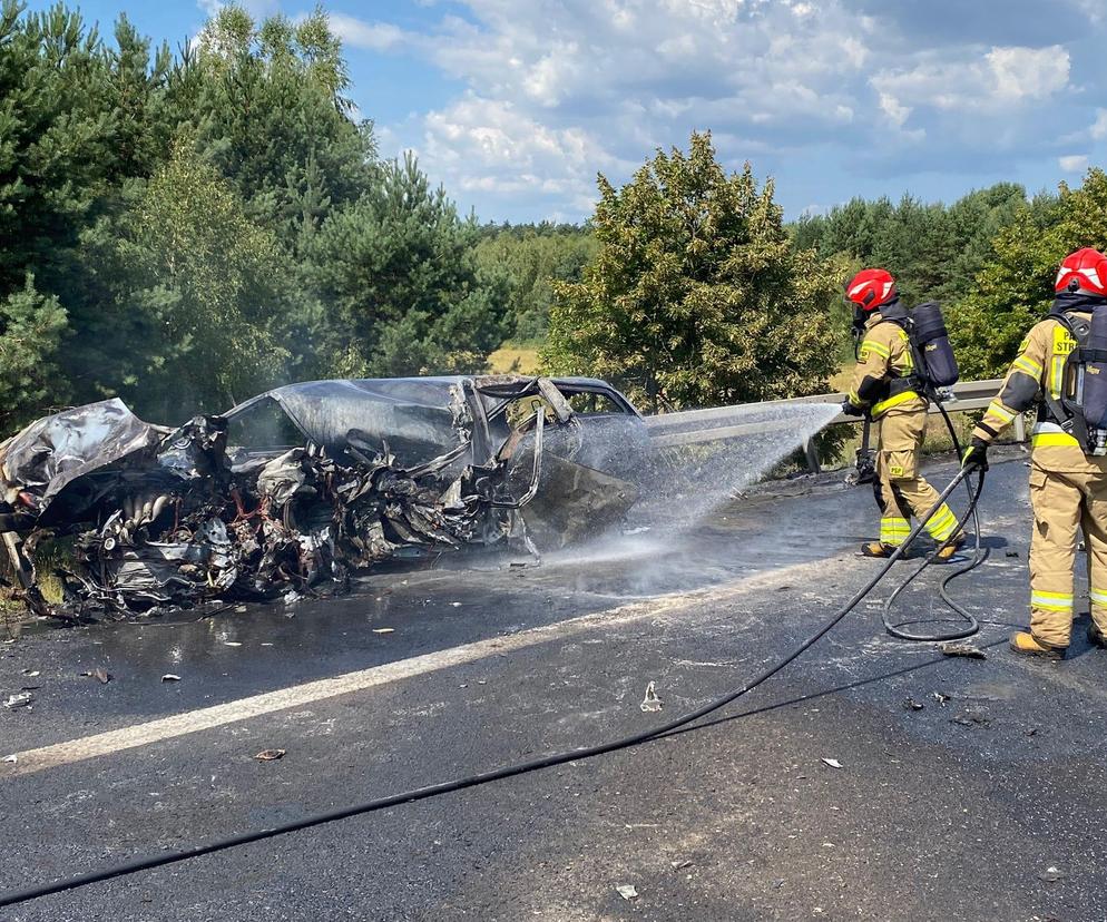 Kierowca spłonął razem z autem. Droga krajowa w woj. lubelskim całkowicie zablokowana!