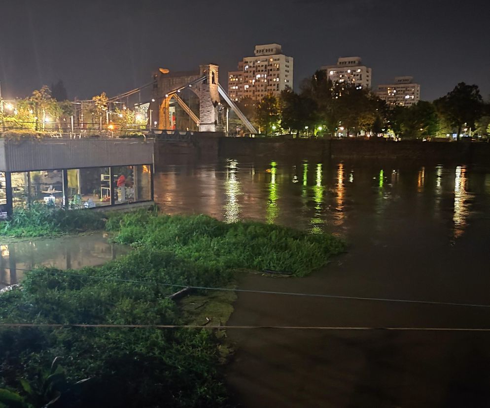 Walka o wrocławskie osiedla nad Odrą i Oławą. Mieszkańcy do późnych godzin nocnych ratowali dobytek