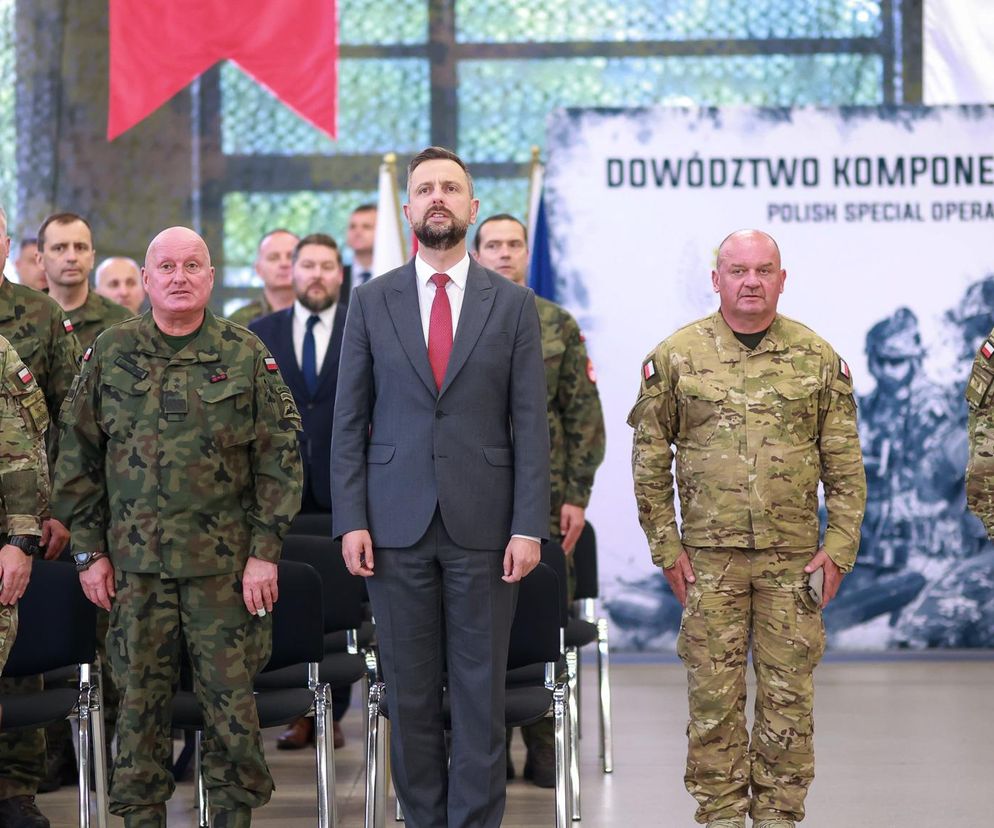 Minister obrony narodowej Władysław Kosiniak - Kamysz podczas uroczystego przekazania obowiązków Dowódcy Komponentu Wojsk Specjalnych