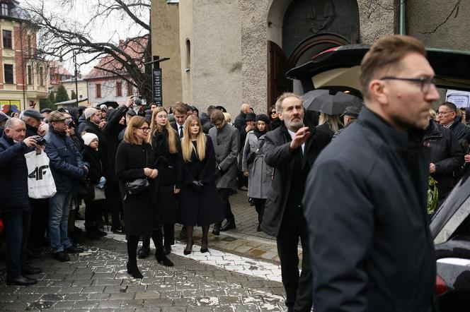 Pogrzeb Krzysztofa Respondka. Artystę żegnali rodzina i przyjaciele. Wśród nich m.in. Michał Wiśniewski i Robert Janowski