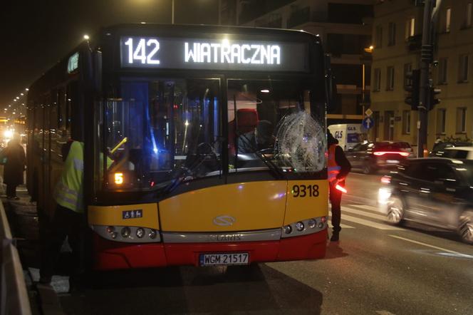 Koszmarny wypadek na Grochowie. Emeryt wpadł pod autobus