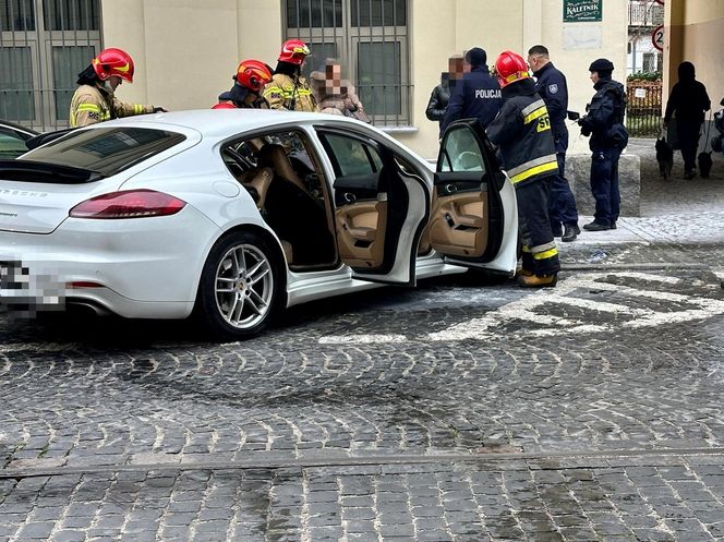 Porsche Panamera w ogniu! Pożar luksusowego auta w centrum Warszawy