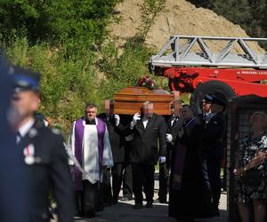 Policjant Arkadiusz zginął tragicznie.  Przez huk salwy na pogrzebie przedarł się łamiący serce szloch