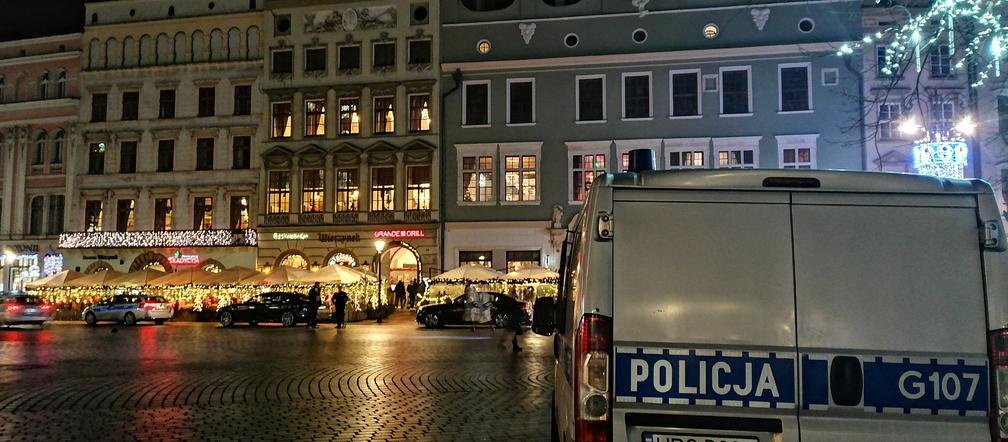 Krakowski Rynek pełen policji i służb