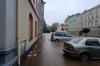 Zagrożenie powodziowe. Głuchołazy. Woda przelała się przez wały. Zalewa miasto