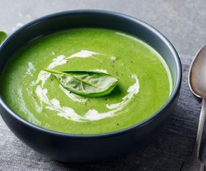 Czas lekkich zup. Sprawdź 11 przepisów na znakomite zupy z zielonych listków