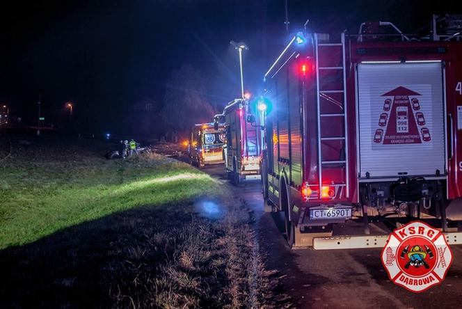 Wypadek z udziałem dwóch osobówek w Dąbrowie! Dwie osoby trafiła do szpitala [ZDJĘCIA]