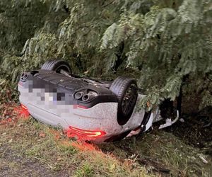 Wypadek na DK46 w Blachowni. Porsche uderzyło w przepust 