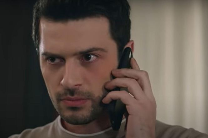 - Tylko nie próbuj żadnych sztuczek - usłyszy Aziz w słuchawce 