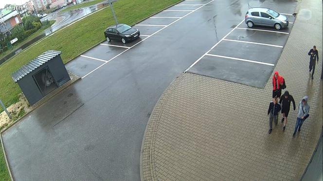 Gang dzieciaków okradł automat z zabawkami