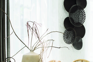 Czarno-białe wnętrze w stylu  tribal boho