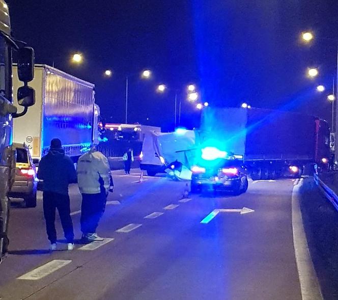 Tragiczny wypadek pod Wrocławiem. Bus zderzył się z ciężarówką, jedna osoba nie żyje