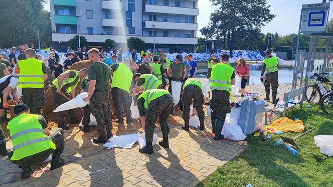 ieszkańcy w pocie czoła układają worki z piaskiem i zabezpieczają swoje budynki