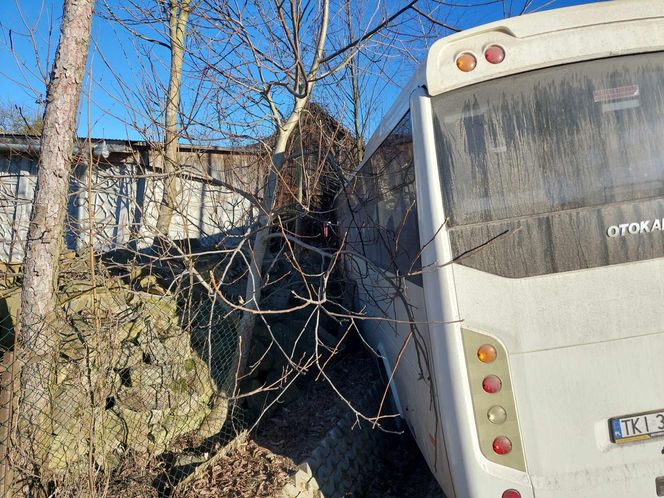 Zderzenie autobusu z autem osobowym w Rzepinku