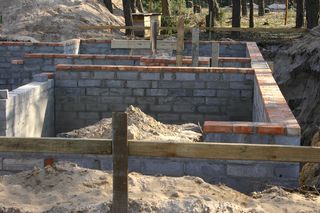 Fundamenty, czyli tradycyjne ławy lub płyta - wybór nie jest oczywisty 