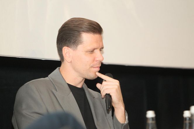 Wojciech Szczęsny z dziećmi na premierze filmu o sobie