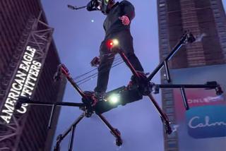 Spełnił swoje dziecięce marzenia o lataniu. Wykonał szalony lot nad Broadwayem