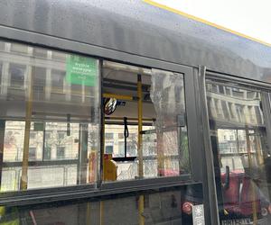 Warszawa. Autobusy miejskie ostrzelane na Marszałkowskiej. Na miejscu policja [ZDJĘCIA]