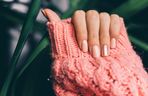 Manicure na wiosnę zachwyca prostotą. Zapomnij o mocnych kolorach i bogatych zdobieniach