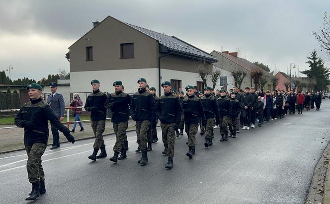 Uczniowie pierwszych klas w Kleczewie ślubowali na nowy sztandar