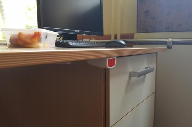 Przyciski pod biurkami nauczycieli