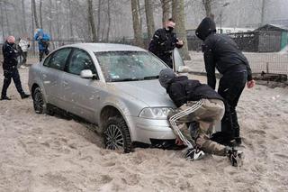 Przegląda internet, patrzy, a jej auto zakopane na plaży w Kołobrzegu. 200 km od domu. Miało stać w warsztacie