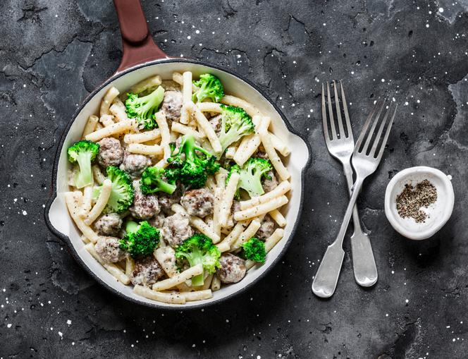 Makaron zapiekany z klopsikami i brokułami: zdrowy i pożywny obiad rodzinny