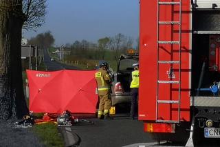 Tragedia pod Nakłem. Kierowca roztrzaskał się na drzewie