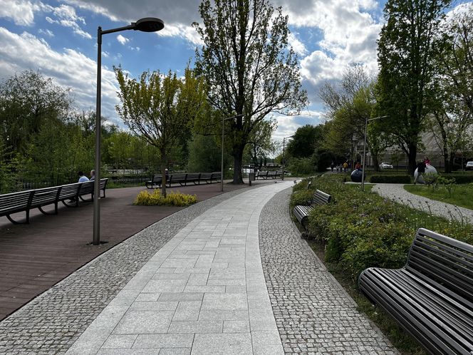   Ełk. Tłumy turystow odwiedzają to miasto. Jest największym na Mazurach