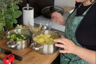 Przyrządziła obiad dla 4 osób za mniej niż 10 zł! W zaledwie 3 dni nagranie przekroczyło milion wyświetleń